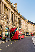 Ein roter London-Bus auf Regent Street, London, England, Vereinigtes Königreich, Europa