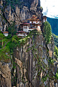 Das Kloster Taktsang oder Tigernest in einer Felswand, buddhistisches Kloster im Parotal, Bhutan, Himalaya