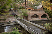 Zirbelnuss Kanal Brücke am Ensemble Unteres Brunnenwerk, UNESCO Welterbe Historische Wasserwirtschaft, Augsburg, Bayern, Deutschland