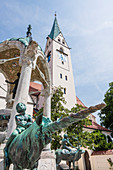 Die St. Mang-Kirche mit Jugendstilbrunnen, Kempten, Bayern, Deutschland