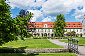 Der Innenhof der ehemaligen Abtei der Benediktiner, Kloster Benediktbeuern, Bayern, Deutschland