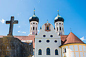 Die Kirche mit Zwiebeltürmen vom Friedhof der ehemaligen Abtei der Benediktiner aus gesehen, Kloster Benediktbeuern, Bayern, Deutschland