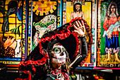 Frau, kostümiert und geschminkt, in Dia de Los Muertos, Tag der Totenfeier in der Wüste, Kalifornien, USA, Nordamerika