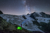 Sternenhimmel und Zelt entlang der Walkers Haute Route von Chamonix nach Zermatt, Schweizer Alpen, Schweiz, Europa