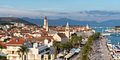 Blick auf die Altstadt und die Strandpromenade vom Karmelengo-Turm, Trogir, Kreis Split-Dalmatien, Kroatien, Europa