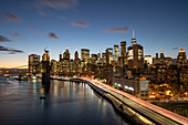 Lower Manhattan in der Dämmerung, betrachtet von der Manhattan-Brücke, New York, Vereinigte Staaten von Amerika, Nordamerika
