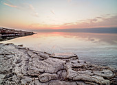 Salzformationen am Ufer des Toten Meeres in der Abenddämmerung, Karak Governorate, Jordanien, Naher Osten