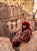 Beduine am Standpunkt des Finanzministeriums, Petra The Monastery (Ad-Deir), Petra, UNESCO-Weltkulturerbe, Gouvernement Ma'an, Jordanien, Naher Osten