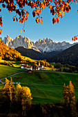 Funes-Tal in der Herbstsaison, Santa Magdalena, Provinz Bozen, Trentino-Südtirol, Italien, Europa
