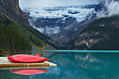 Kanus auf Holzsteg über ruhigem See, Banff, Alberta, Kanada