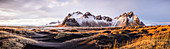 Panoramablick auf die Berge über abgelegene Felder, Stokksnes, Island