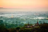 Luftaufnahme von Türmen in nebliger Landschaft, Bagan, Myanmar