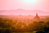 Türme in nebliger Landschaft, Bagan, Myanmar