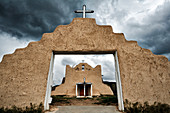 Pueblo Kirchenbogen unter stürmischem Himmel, Picuris Pueblo, New Mexico, Vereinigte Staaten