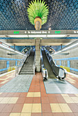 Verzierte Säulen, Rolltreppe und Filmrollen an der Decke in der U-Bahn-Station, Los Angeles, Kalifornien, Vereinigte Staaten
