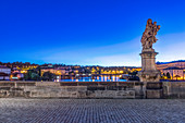 Statue und Kopfsteinpflaster auf der Karlsbrücke im Morgengrauen, Prag, Tschechische Republik