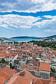 Blick über die Dächer auf das Meer unter bewölktem Himmel, Trogir, Split, Kroatien