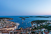 Luftaufnahme der Küstenstadt am Hang, Hvar, Split, Kroatien