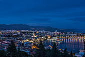Blick auf Split bei Nacht, Kroatien
