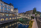 Gebäude und Fußgängerbrücke über den Stadtkanal, Ljubljana, Slowenien