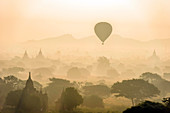 Luftaufnahme von Heißluftballons, die über Türme fliegen, Bagan, Myanmar