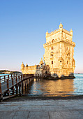 Belem Tower und Kai auf dem Wasser, Lissabon, Portugal