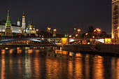 Stadtskyline bei Nacht beleuchtet, Moskau, Russland
