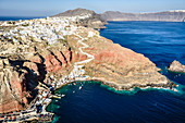 Luftaufnahme der Stadt an der felsigen Küste, Oia, Egeo, Griechenland