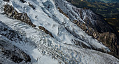 Verschneite Gletscher in den Bergen, Chamonix, Frankreich