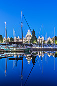 Parlamentsgebäude und Hafen beleuchtet bei Tagesanbruch, Victoria, British Columbia, Kanada