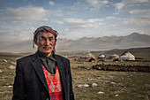 Kirgise vor Jurtensiedlug im Pamir, Afghanistan, Asien