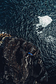 Mann steht auf einer Klippe auf der Insel Pico, Pico, Azoren, Portugal, Atlantik, Europa\n\n