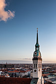 Blick auf den alten Peter vom Rathausturm aus, München, Bayern, Deutschland