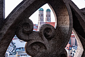 Blick auf die Frauenkirche vom Balkon des Rathausturms aus, neues Rathaus, München, Bayern, Deutschland