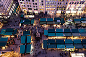 Blick auf den Weihnachtsmarkt auf dem Marienplatz vom Rathausturm aus, München, Bayern, Deutschland