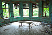 Ein alter OP Saal mit Liege in den verlassenen Beelitzer Heilstätten,  Beelitz, Deutschland