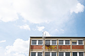 Ein Graffiti des Wortes Love an einer Hausfassade, München, Bayern, Deutschland