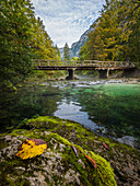 Brücke über den Fluss Savica in Ukanc, Triglav Nationalpark, Slowenien