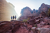 Die Felsenstadt Petra in Jordanien, Jungen bei der Besichtigung