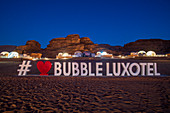 Luxushotel mit futuristischen Kapseln als Unterkunft, Wadi Rum, Jordanien