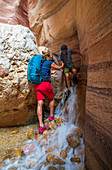Die Felsenstadt Petra in Jordanien, Familie bei der Besichtigung