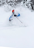 Skifahrer beim Tiefschneefahren verschwindet im Schneestaub, Hintertux, Tirol, Österreich