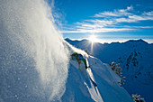 Extremskifahrer vor Bergpanorama in Hochfügen, Tirol, Zillertal
