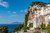 Blick auf Häuser von Capri und den Vesuv im Hintergrund, Insel Capri, Golf von Neapel, Italien