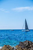 Segelboot vor der Küste, Insel Capri, Golf von Neapel, Italien