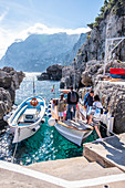 Schiffstransfer nach Marina Piccola aus der Badeanstalt Fontelina auf Capri, Insel Capri, Golf von Neapel, Italien