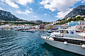 Der Hafen von Marina Grande und Blick auf Capri, Insel Capri, Golf von Neapel, Italien