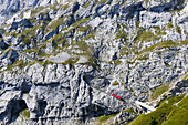 Rote Bergbahn fährt Gäste auf den Berg. Pilatus. Luzern. Schweiz 
