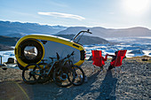 Mountainbiker genießen neben ihrem kleinen Wohnwagen die Aussicht, Abendstimmung in Island