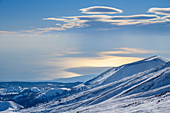 Verschneite Krater am Ätna, Mittelmeer im Hintergrund, UNESCO Welterbe Monte Etna, Ätna,  Sizilien, Italien
